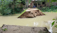 নওগাঁর তালপাতিলা বেড়িবাঁধ ভেঙে লোকালয়ে ঢুকছে পানি